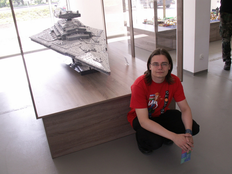 Illustration for article titled 40.000 piezas de Lego: así se construye una colosal nave de Star Wars